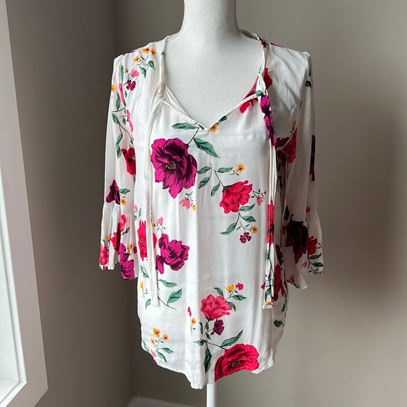 Old Navy Tops - Old Navy floral blouse/top with 3/4 trumpet arms